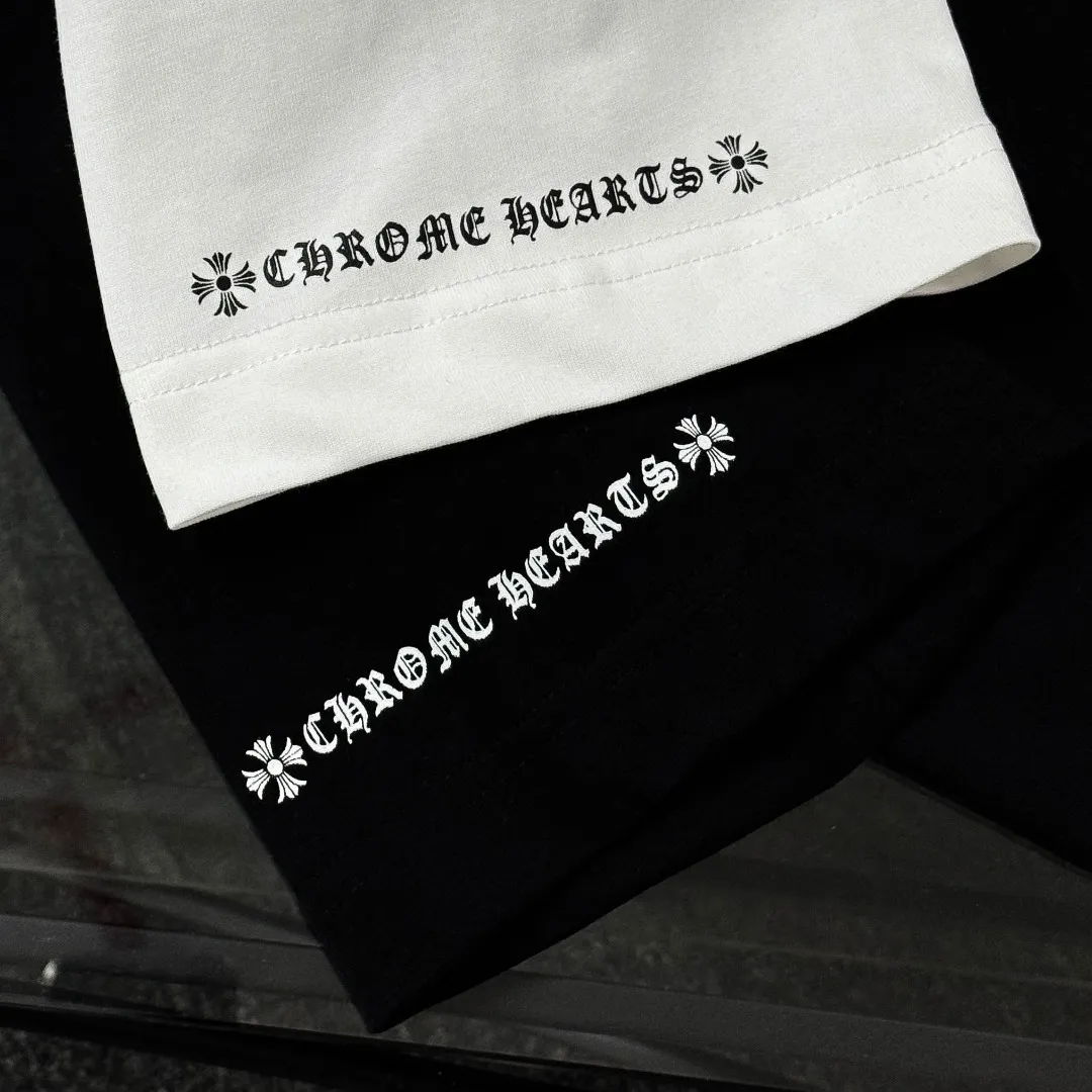 P170 Chrome Hearts 25 high-end versions. The fabric is made of 300 grams of high-density pure cotton. It does not deform or shrink. It has three labels. It is the same style for men and women. Technology: suede foaming + digital printing. Color: white, black. SIZE: S-XL.